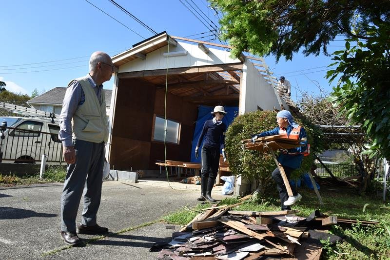 被災した住宅からがれきを搬出するボランティアら＝１９日午後２時３５分、いすみ市