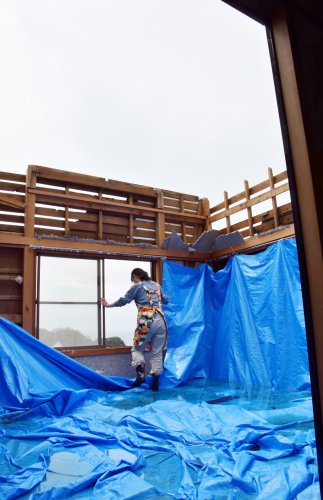 強風で屋根が吹き飛び、雨水がたまったままの住宅＝２２日午前１１時４０分ごろ、鋸南町下佐久間