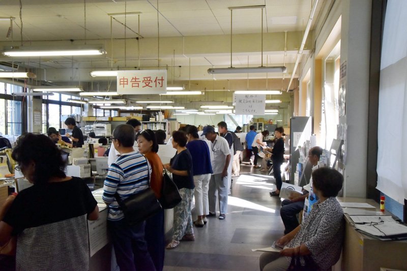罹災証明書などの申請に訪れた住民＝２５日午後１時３０分ごろ、館山市役所