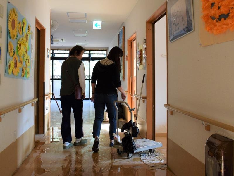 浸水した室内の清掃をする職員＝１日午後２時５５分ごろ、長南町長南