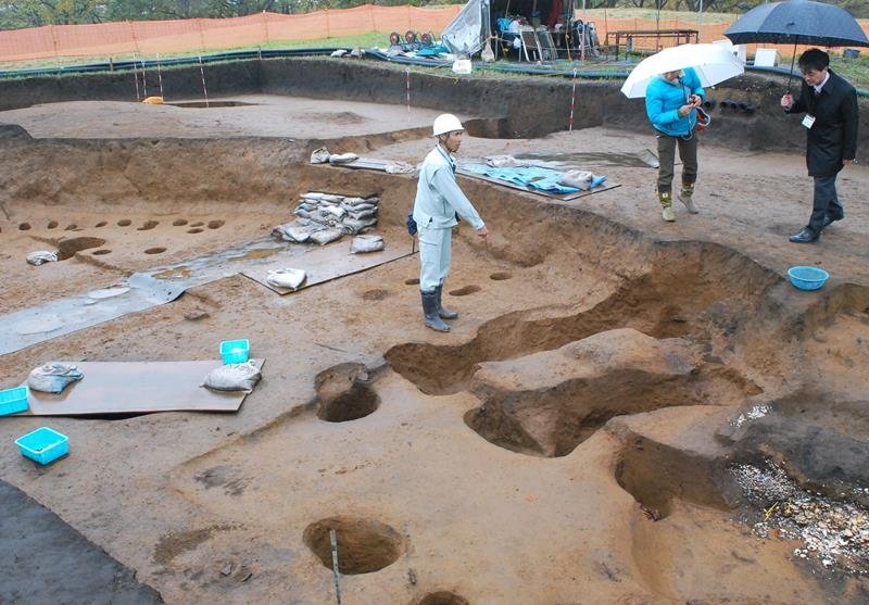 関東屈指の大きさという大型竪穴住居跡。説明している部分が入り口とみられる＝昨年１１月２７日、千葉市若葉区の加曽利貝塚