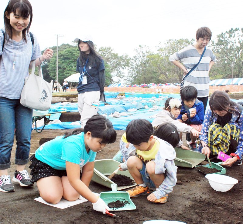 調査区内で初めて行われた発掘体験会。体験型の学習として今後も取り入れる＝昨年１０月６日、千葉市若葉区の加曽利貝塚