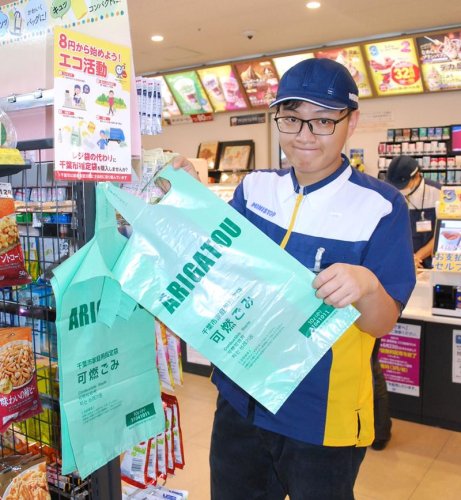 レジ袋の代わりとして１枚８円で販売する千葉市の指定可燃ごみ袋＝２日、千葉市美浜区
