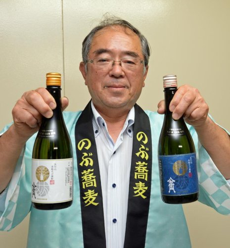 八千代市産のソバと米こうじだけで造った２種類の本格そば焼酎「八右衛門」を紹介する荻原さん
