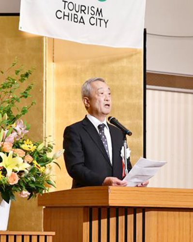 千葉市観光協会の定時総会であいさつする飯沼会長＝２２日、千葉市中央区のホテル