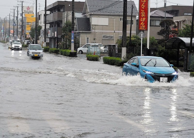 冠水した道路を走行する車＝昨年１０月２５日、佐倉市（画像は一部加工してあります）
