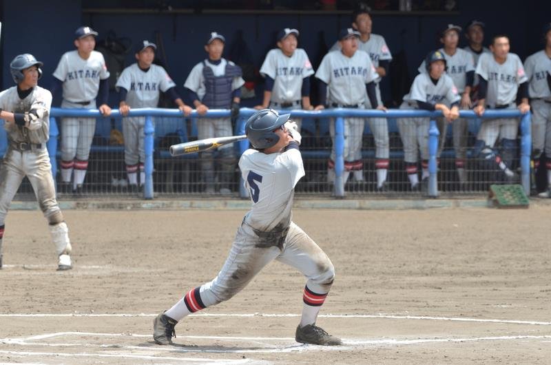 佐原－成田北　１０回表成田北１死二、三塁、荒野が左中間へ適時二塁打を放つ＝４日、ナスパ
