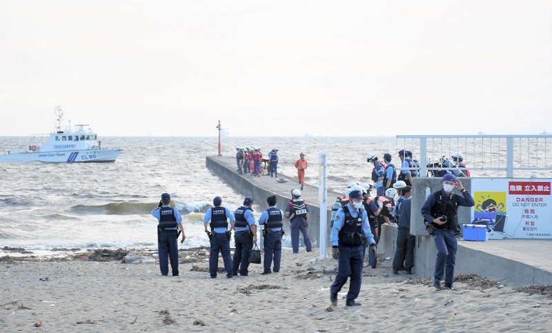 男子高校生２人が溺れた海岸で捜索活動を行う県警の警察官ら＝１７日午後４時２０分ごろ、千葉市美浜区