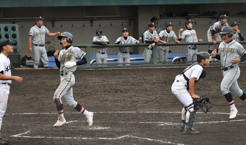 木更津―千葉学芸　９回表千葉学芸１死一、二塁、有薗の勝ち越し２点適時三塁打で生還する二走斎藤（左から２人目）と一走板倉（右端）＝袖ケ浦市営
