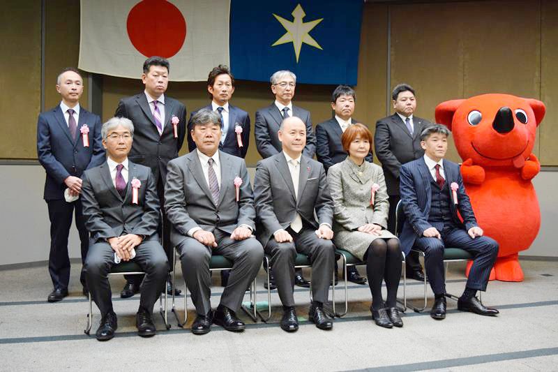 卓越した技能者「千葉県の名工」に選出された受賞者ら＝１６日、県庁