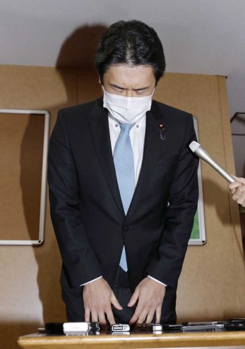 自民党に離党届を提出後、謝罪する白須賀貴樹衆院議員(千葉１３区)＝１７日午後、東京・永田町の党本部(共同)