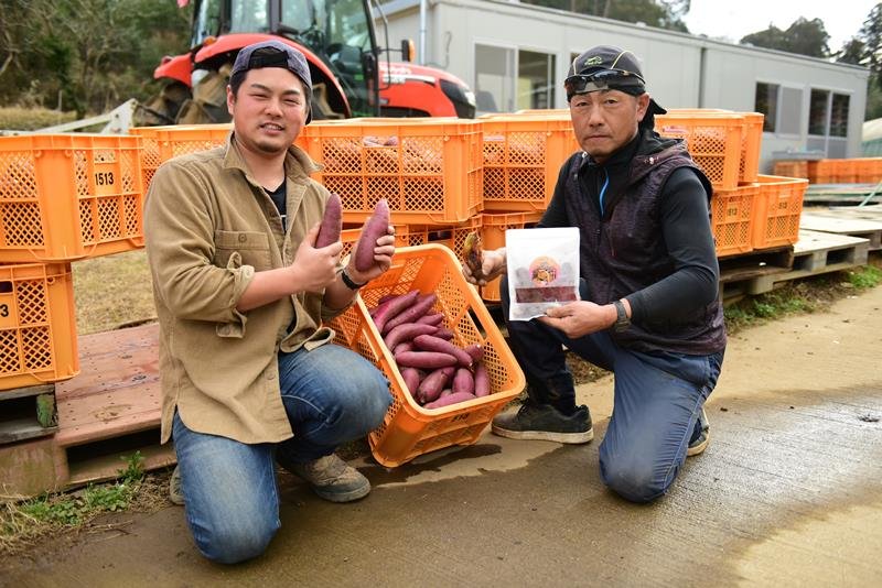 サツマイモと加工品を紹介する石田社長（右）と湧大専務＝香取市のさつまいもの石田農園
