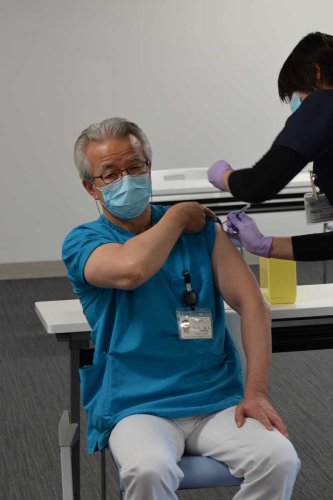 新型コロナウイルス感染症で、ワクチン接種を受ける千葉ろうさい病院の安川副院長＝１７日午後４時２５分、市原市