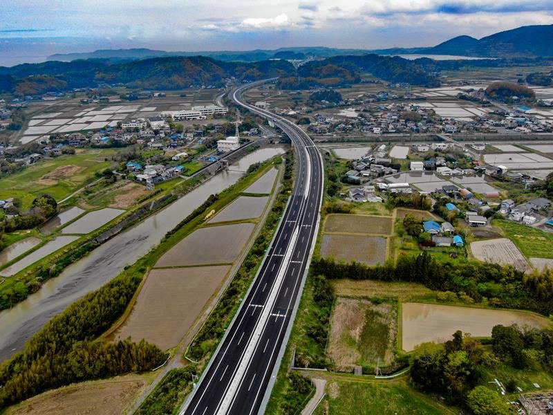 今年３月に４車線化された館山自動車道の湊川橋＝富津市
