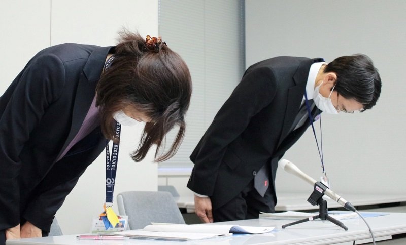 道交法違反（酒酔い運転）容疑での職員の逮捕を受けて謝罪する県健康福祉政策課の井上容子課長（左）ら＝４日、県庁