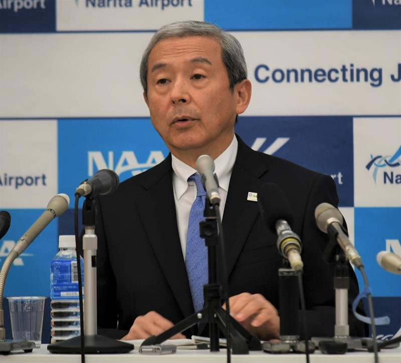 会見をする田村社長＝２２日、ＮＡＡ本社