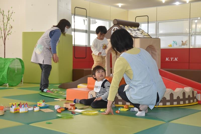 来庁者や職員の子どもを預かる、市原市の「おやこでスペース」＝議会厚生棟

