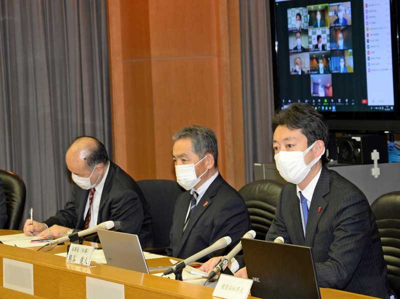 新型コロナウイルスの県対策本部会議で、感染防止への対応方針を述べる熊谷知事（右）＝２４日、県庁