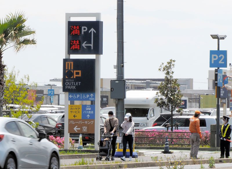 首都圏各地から集まった車で次々と埋まり、満車となった駐車場＝２５日、木更津市
