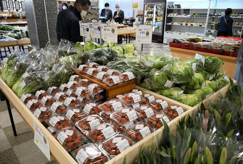 リニューアルオープンしたなごみの米屋門前店には成田市など北総地区で採れた野菜が並んだ＝２６日、成田市東町