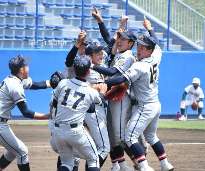 千葉学芸―専大松戸戦の一場面＝４日