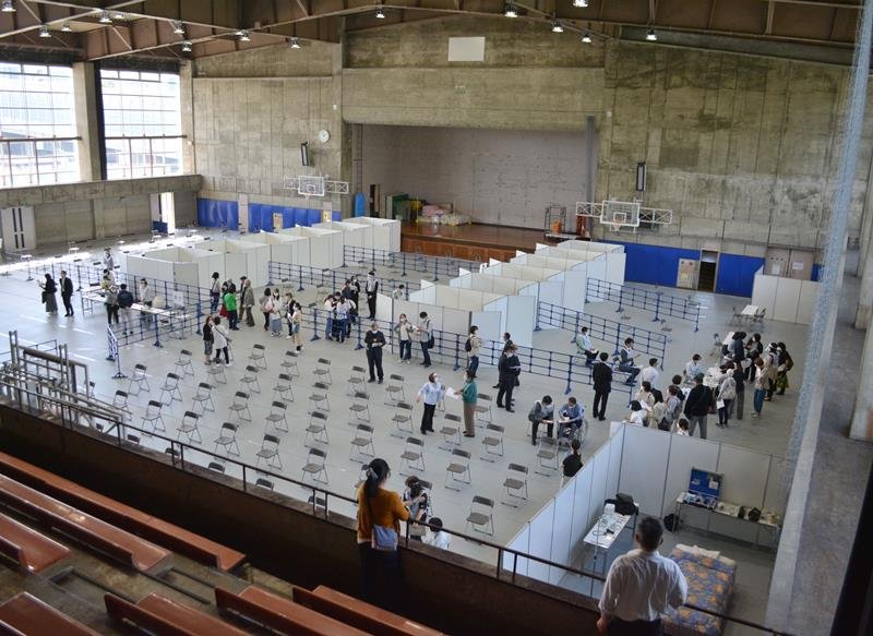 ワクチン接種の特設会場となる市袖ケ浦体育館で習志野市が行った模擬訓練＝６日午後