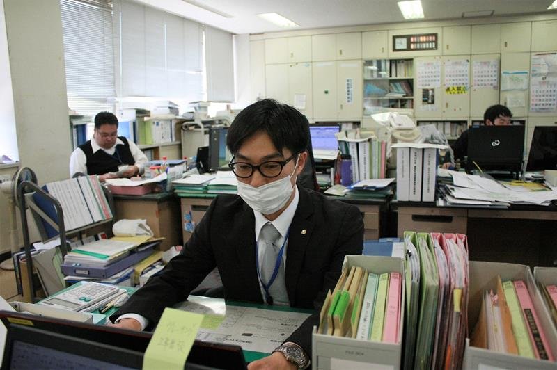 地域振興課で漁港管理や林業関係などの業務を担当している前田さん＝鋸南町役場
