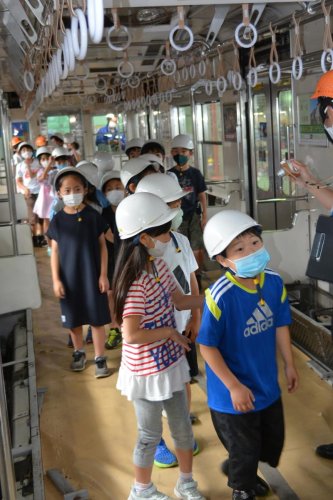 点検中の電車内に入る酒々井小の３年生＝１４日、酒々井町
