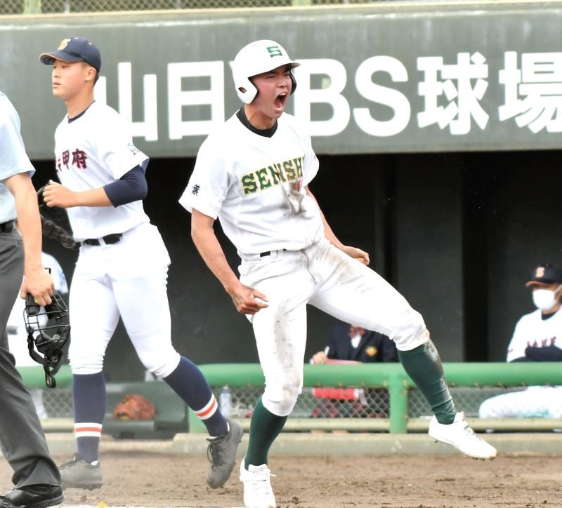 駿台甲府―専大松戸　１回裏専大松戸２死一、二塁、深沢の適時打で先制のホームを踏み、雄たけびを上げる二走吉岡（右）＝山日ＹＢＳ