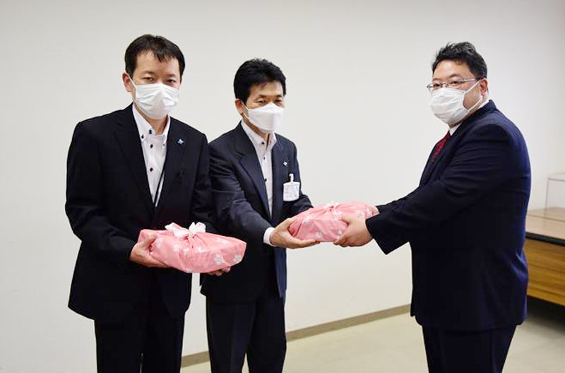 署名入りの要望書を畔蒜福祉健康部長（中央）に手渡す葉山さん（右）＝１７日、香取市役所