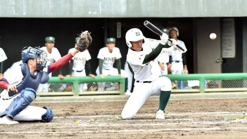 桐光学園―専大松戸　延長十回裏専大松戸１死一、三塁、サヨナラスクイズを決める山口。捕手石井＝山日ＹＢＳ