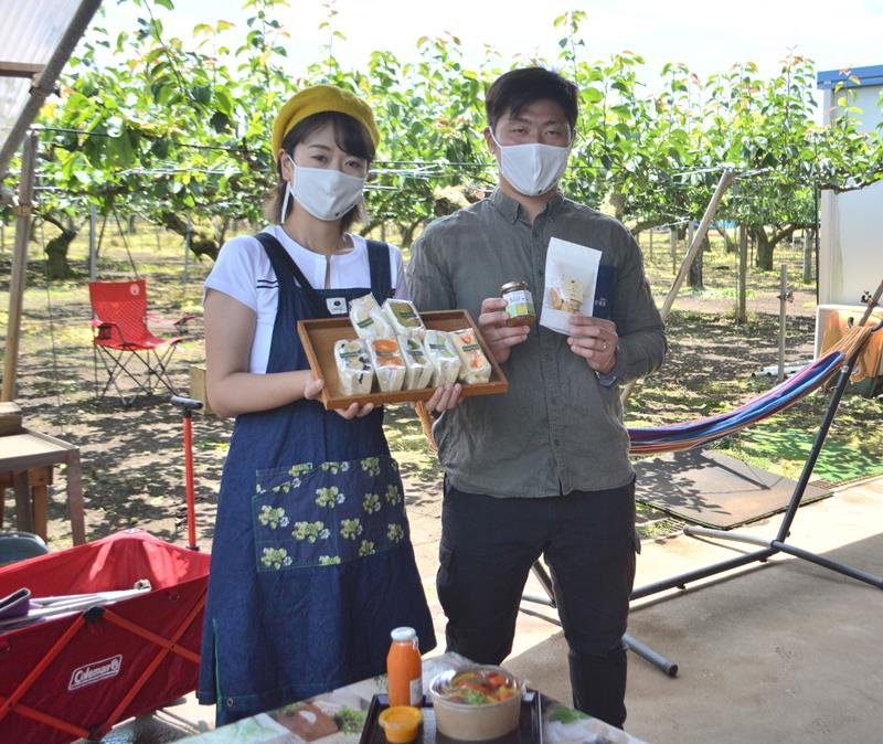 梨畑が広がる場所に農園カフェをオープンする加納さん夫妻＝１日、船橋市二和東２の「芳蔵園」