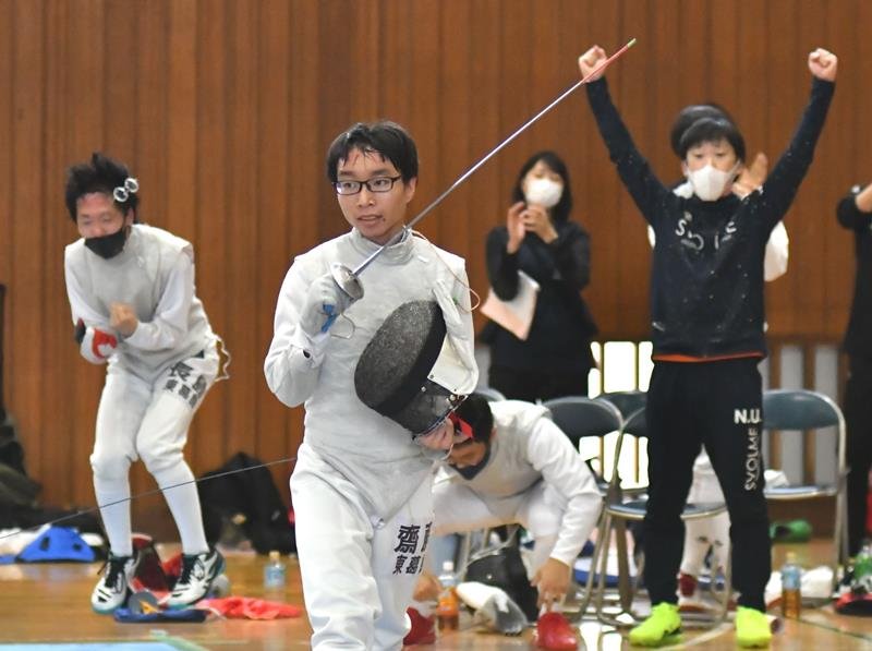 男子団体フルーレで２９年ぶりの優勝を決め喜ぶ東葛飾の斎藤岬（中央）ら＝６日、国府台高体育館
