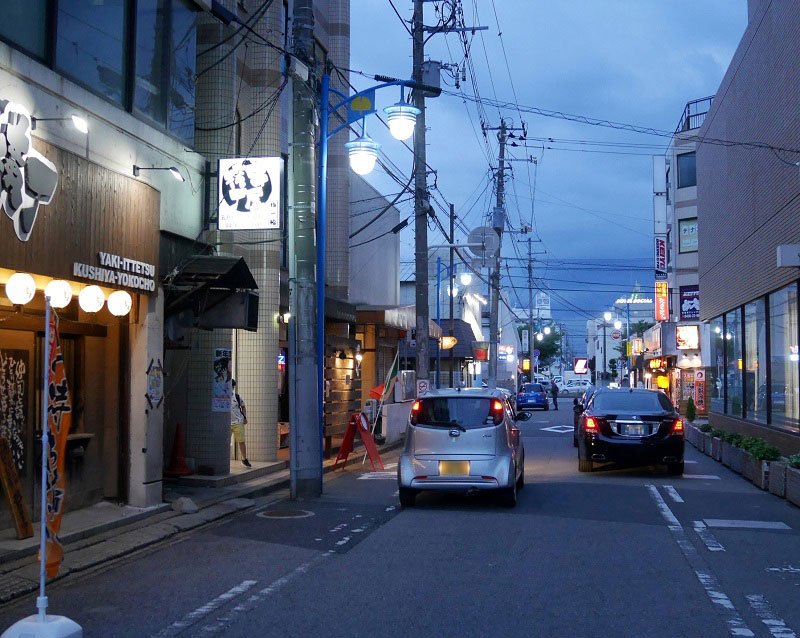 五井駅周辺に立ち並ぶ飲食店＝１５日午後６時４０分ごろ