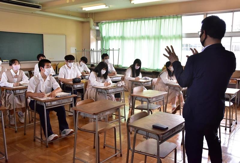 講師の話に耳を傾ける生徒たち＝大多喜高

