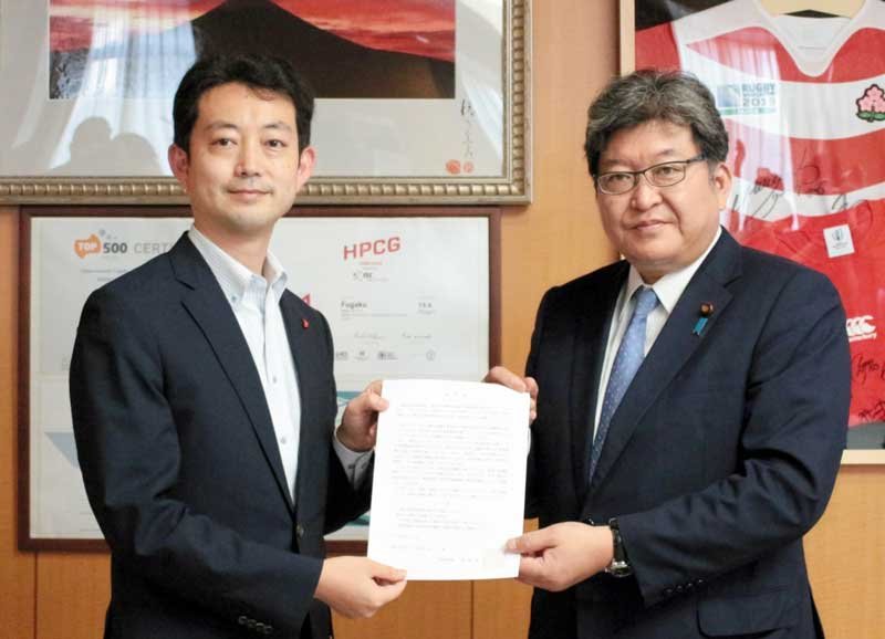 萩生田文科相（右）に要望書を手渡す熊谷知事＝２１日、文科省