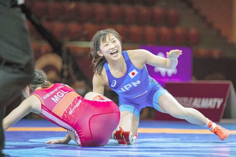 レスリング五輪アジア予選女子５０キロ級で勝利し喜ぶ須崎優衣選手＝４月、アルマトイ（共同）