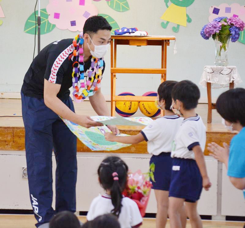 園児から励ましの寄せ書きや花束を受け取る大川選手＝２３日、八千代市