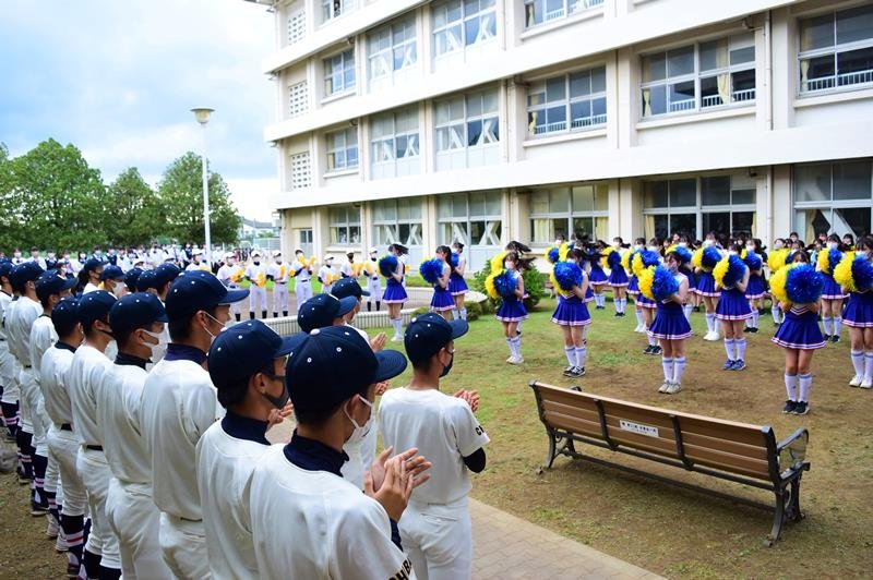 バトン部や吹奏楽部の応援に手拍子で応える野球部のナイン＝市川市の県立国分高校
