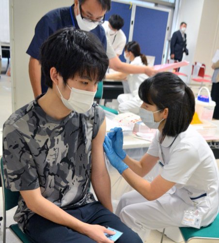 新型コロナワクチンの接種を校内で受ける千葉工大の学生＝２５日午前１０時すぎ、習志野市の津田沼キャンパス