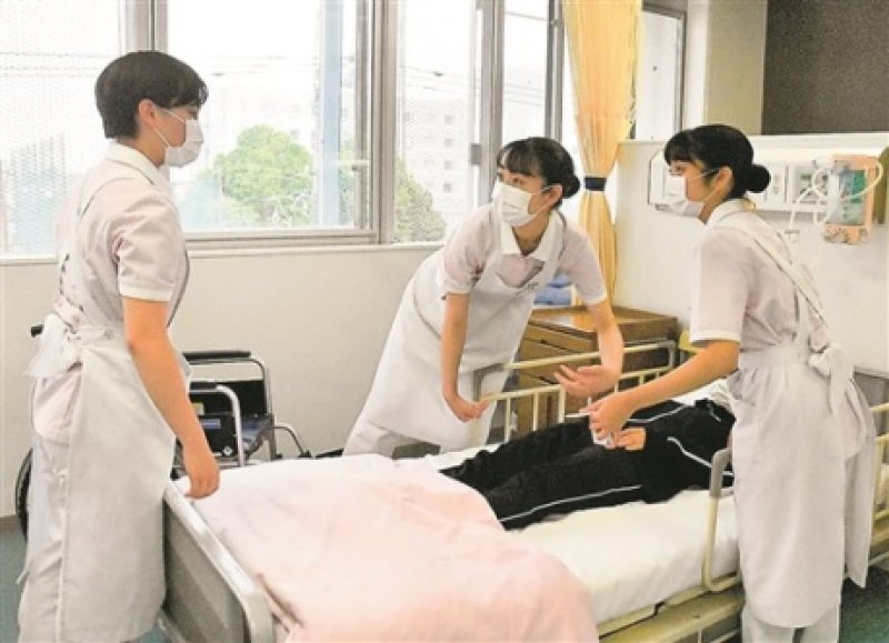 介助のトレーニングをする（左から）寺嶋さん、伊藤さん、鈴木さん＝市原市の千葉労災看護専門学校