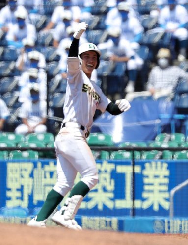 ５回裏専大松戸２死二塁、奥田が左前に適時打を放ちガッツポーズ 