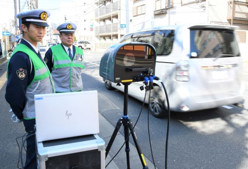 移動式オービスを利用した速度違反の取り締まり＝２０２０年４月、千葉市中央区