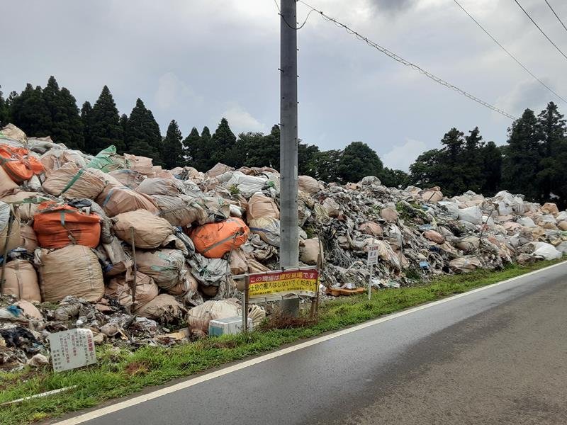静かな農村部の集落に放置された大量の産業廃棄物。地元住民の頭を悩ましている＝６月１４日、佐倉市