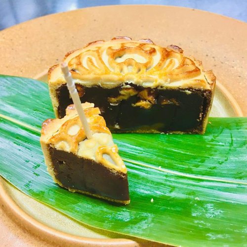 松戸市ゆかりのコーヒー「プリンス徳川カフェ」を使った天廣堂の月餅（松戸市観光協会提供）