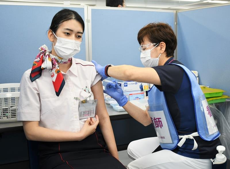 成田空港でワクチン接種を受ける地上係員＝５日