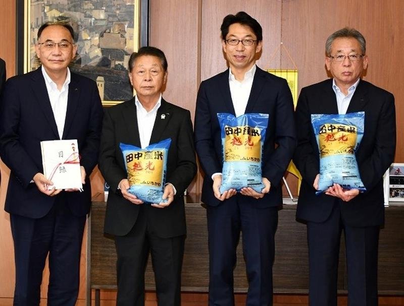 秋山市長（右から２人目）に寄贈品の地元産米を引き渡した市川市農協の今野代表理事理事長（右）ら
