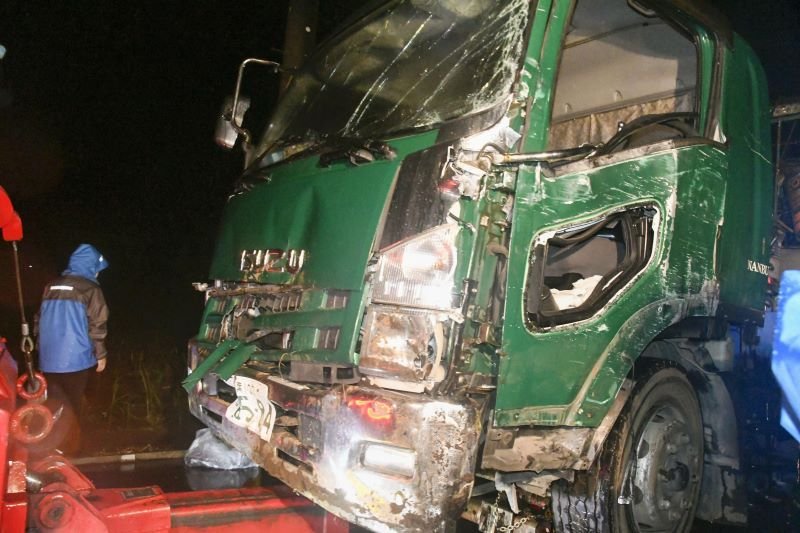 児童５人が死傷した事故現場からレッカーで撤去されるトラック。運転手からは基準値を超えるアルコールが検出された＝６月２８日午後１１時ごろ、八街市