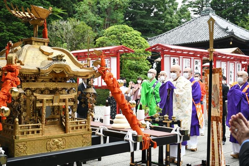 神輿法楽で僧侶や周辺町の若者頭が無病息災などを願った＝７日、成田山新勝寺