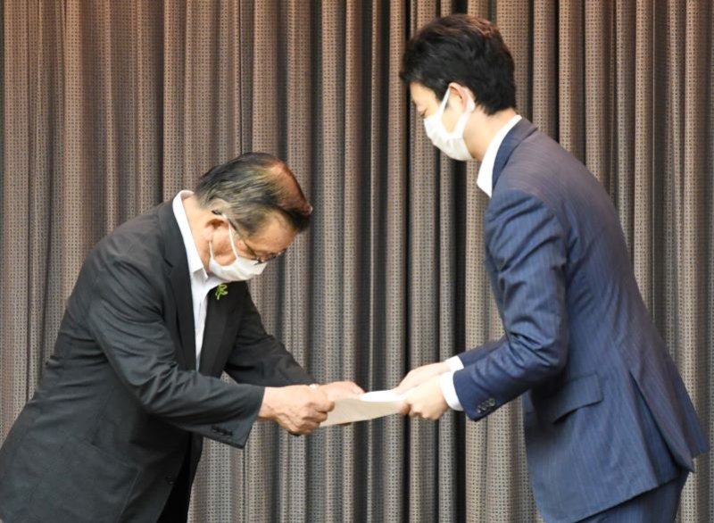 児童の交通安全対策を求める要望書を熊谷知事（右）に手渡す八街市の北村市長＝７日午後４時ごろ、県庁